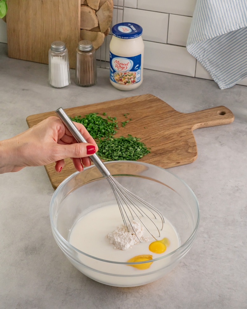 Dieses Bild zeigt wie der Teig zubereitet wird.