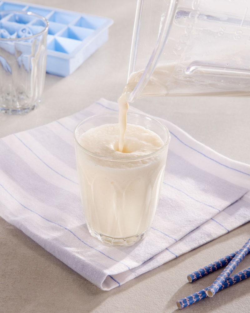 Diese Bild zeigt wie der Vanillemilchshake ins Glas gegossen wird.