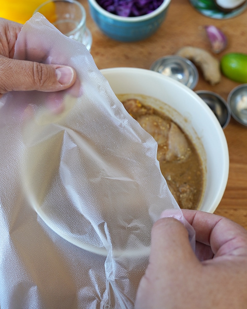 Dieses Bild zeigt die Marinade/Hähnchen für unsere Pride Bowl mit Hähnchen.