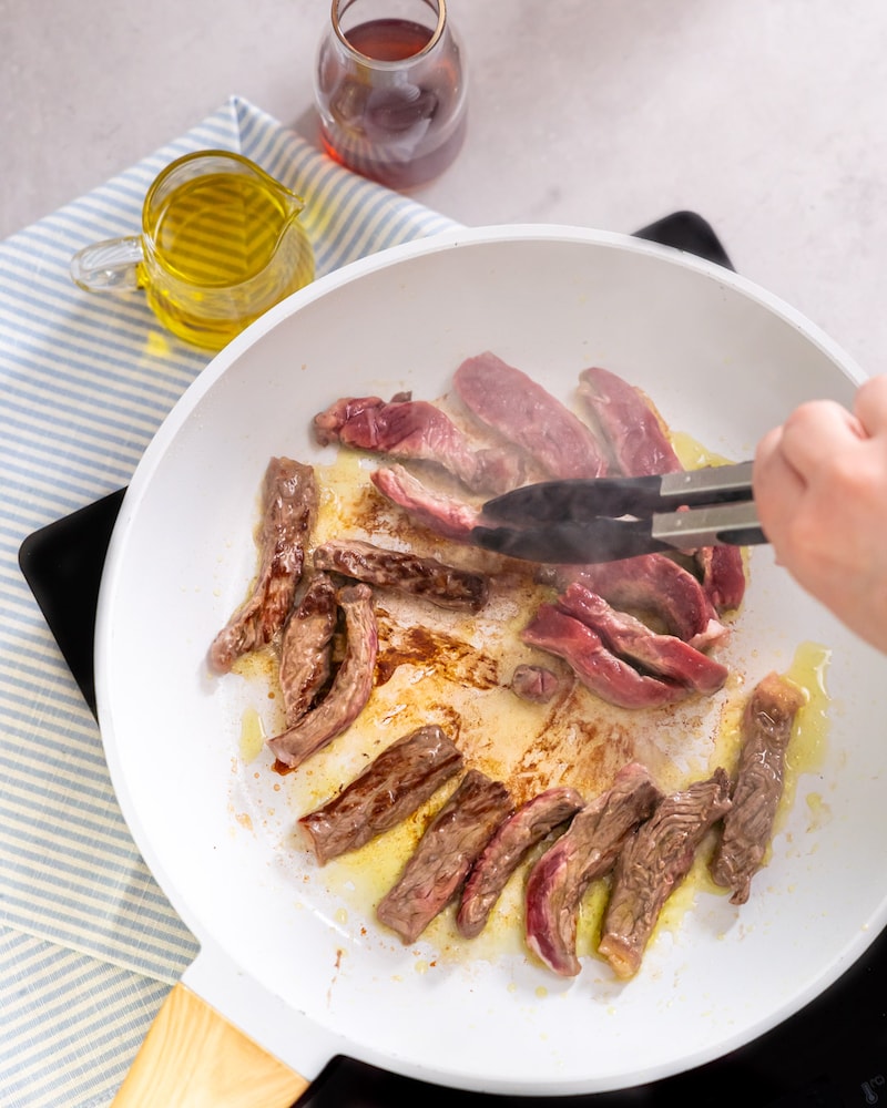 Dieses Bild zeigt wie das Fleisch angebraten wird.