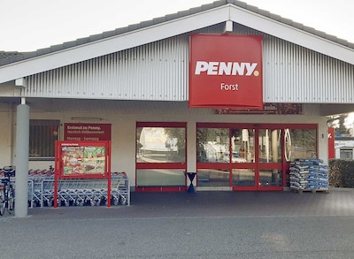 Sie sehen den Eingang vom Penny Markt in Forst, Rudolf-Diesel-Str. 1