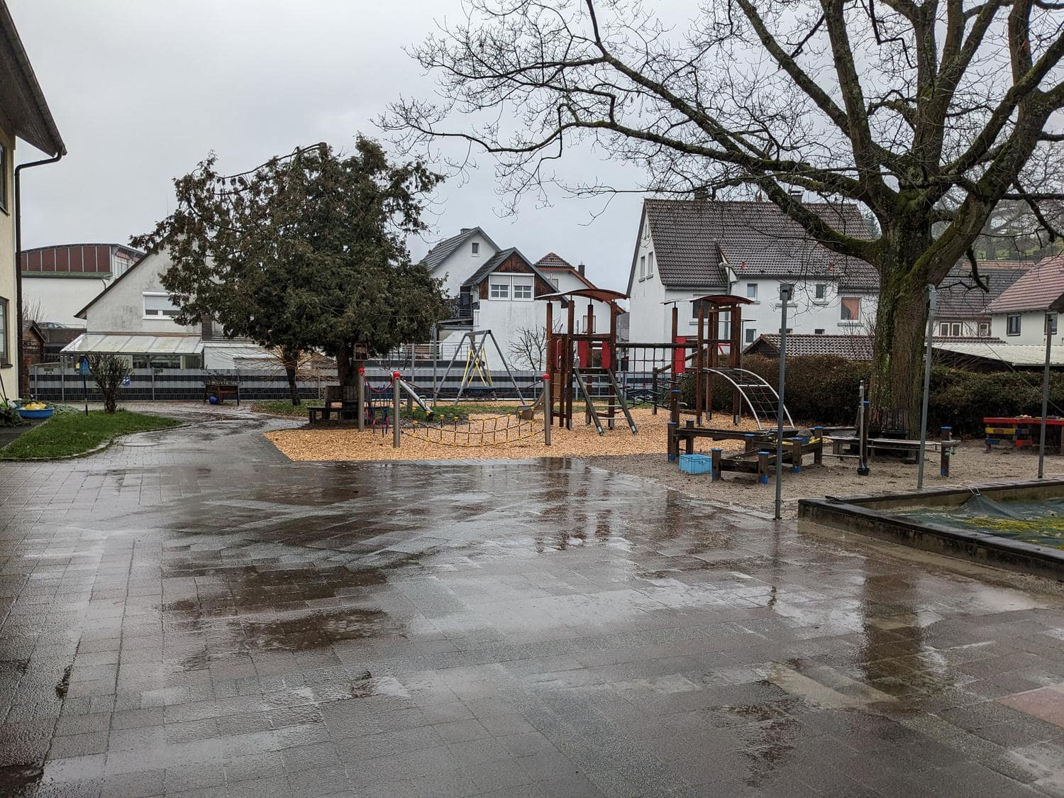 Ausblick auf den Spielplatz des Kindergartens