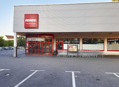 Sie sehen den Eingang vom Penny Markt in Chemnitz Reichsstr. 58