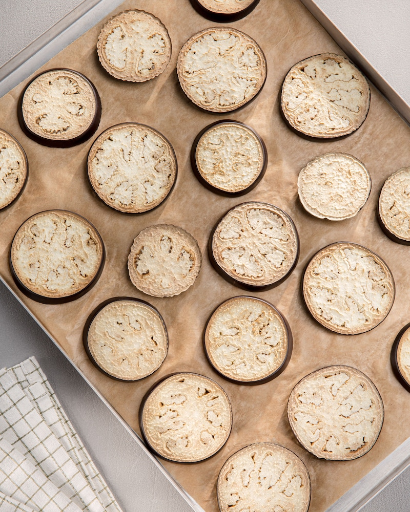 Dieses Bild zeigt die Auberginenscheiben auf einem Backblech.