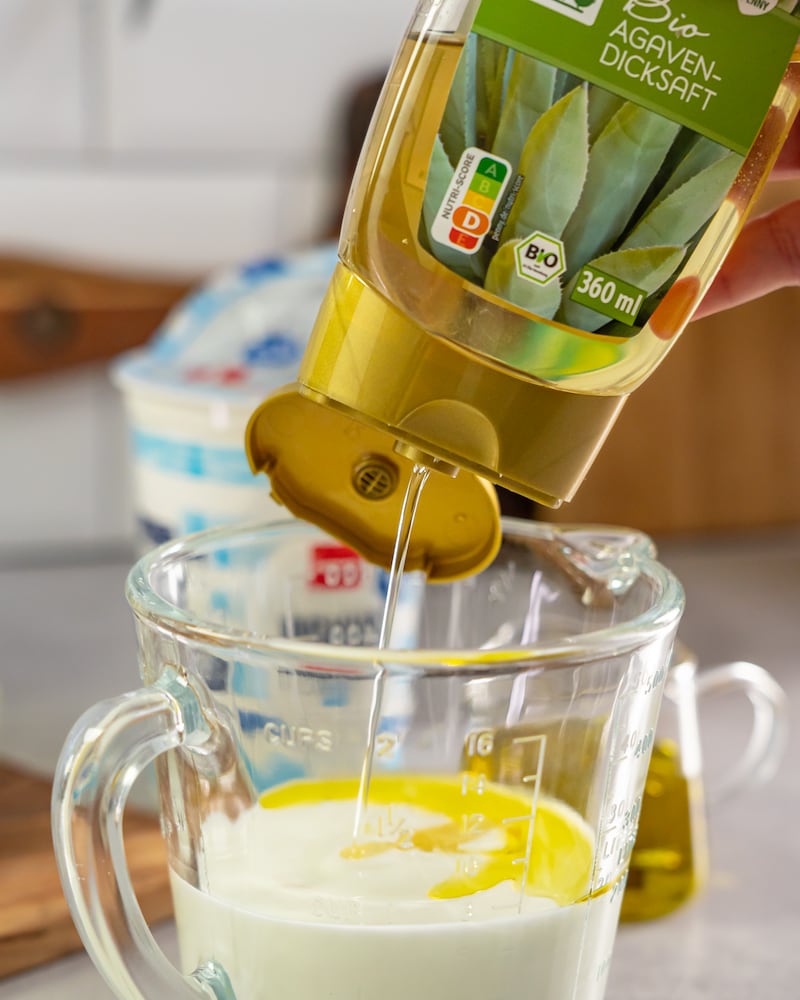 Dieses Bild zeigt wie Agavendicksaft dazugegeben wird.