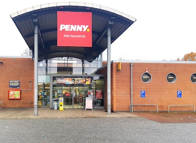 Sie sehen den Eingang vom Penny Markt in Lübeck, Andersenring 30