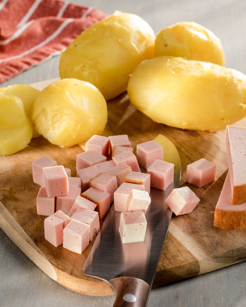 Auf diesem Bild siehst du Leberkäse und Kartoffeln.