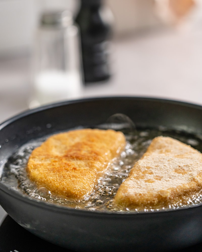 Dieses Bild zeigt wie der Camembert frittiert wird.