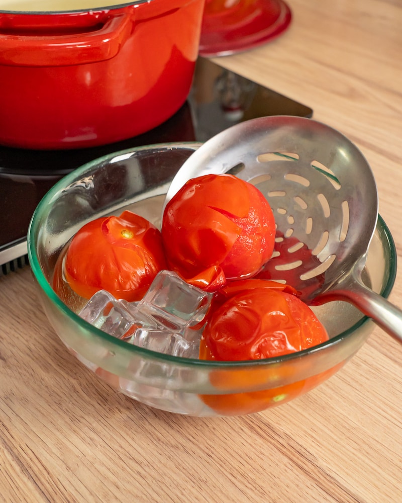 Dieses Bild zeigt wie die Tomaten in Eis gelegt werden.