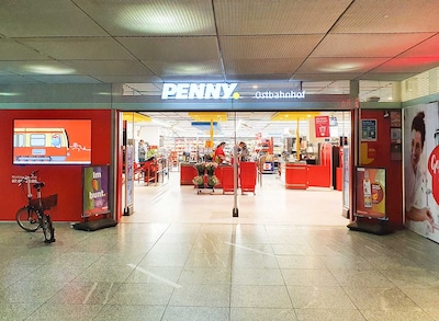Sie sehen den Eingang vom Penny Markt in Berlin-Friedrichshain Am Ostbahnhof 9