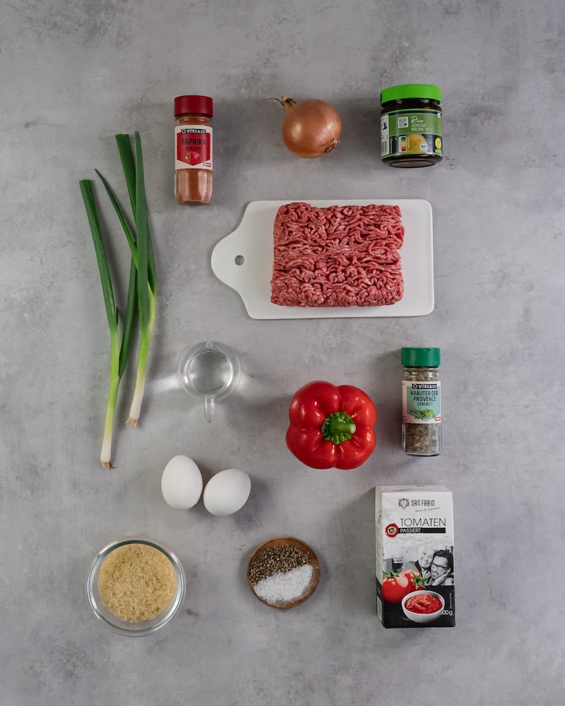 Diese Bild zeigt die Zutaten für die köstlich gefüllten Paprika.