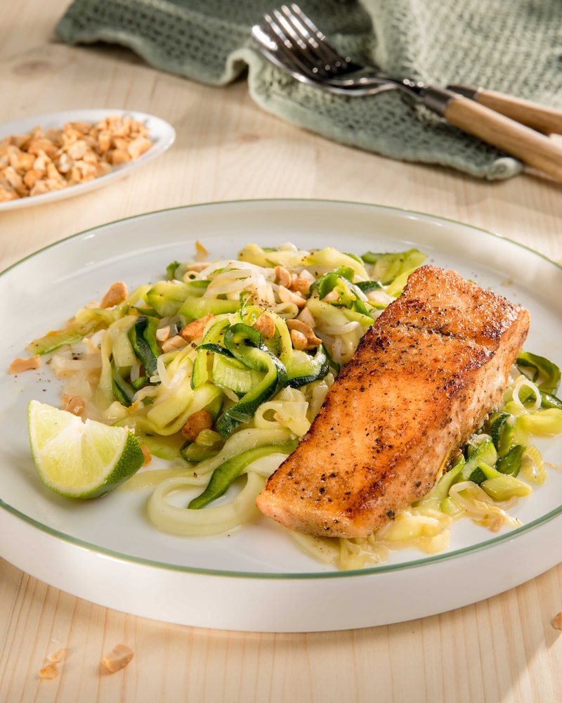 Auf diesem Bild siehst du unsere asiatischen Zucchininudeln mit Lachs.