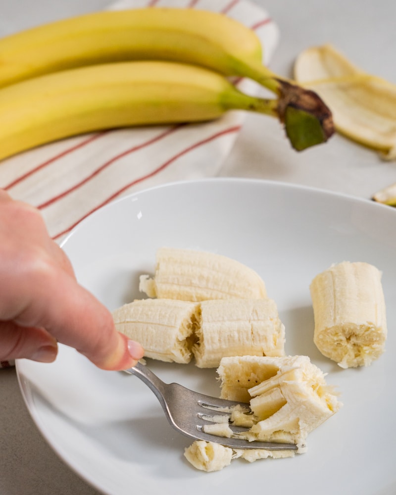 Auf diesem Bild siehst du wie eine Banane zerdrückt wird.