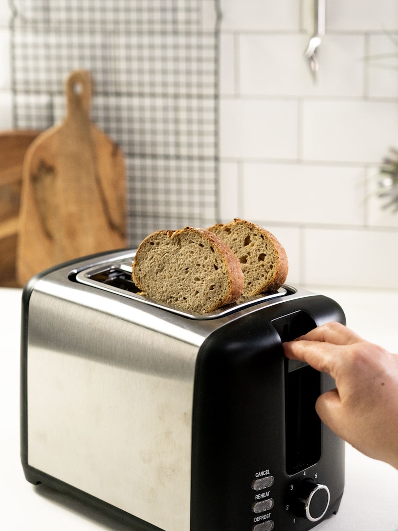 Dieses Bild zeigt wie Brot getoastet wird.