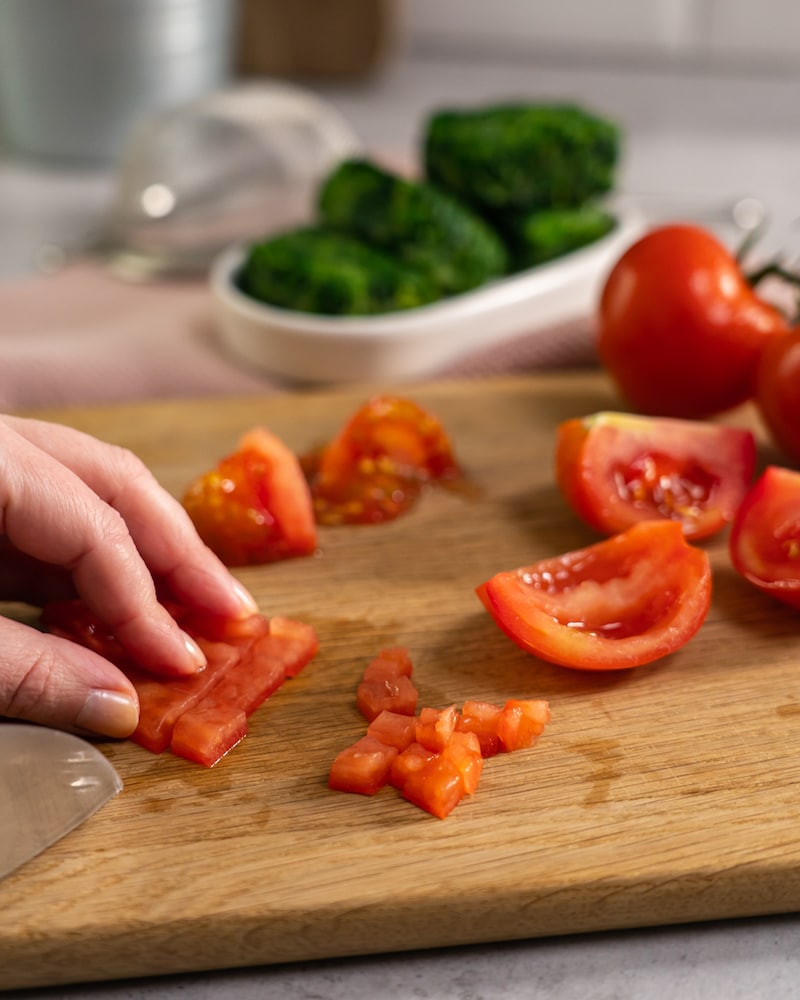 Bunte Nudelnester mit Tomate, Spinat und Burrata
