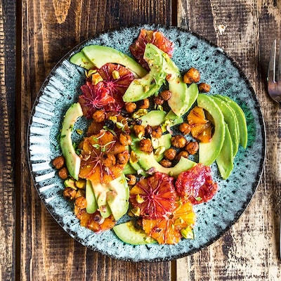 Dieses Bild zeigt den fertigen Avocado-Orangen-Salat.