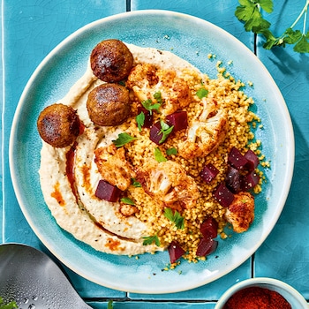 Dieses Bild zeigt den fertigen orientalischen Couscous-Salat.