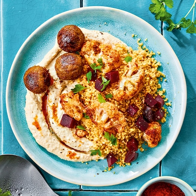Dieses Bild zeigt den fertigen orientalischen Couscous-Salat.