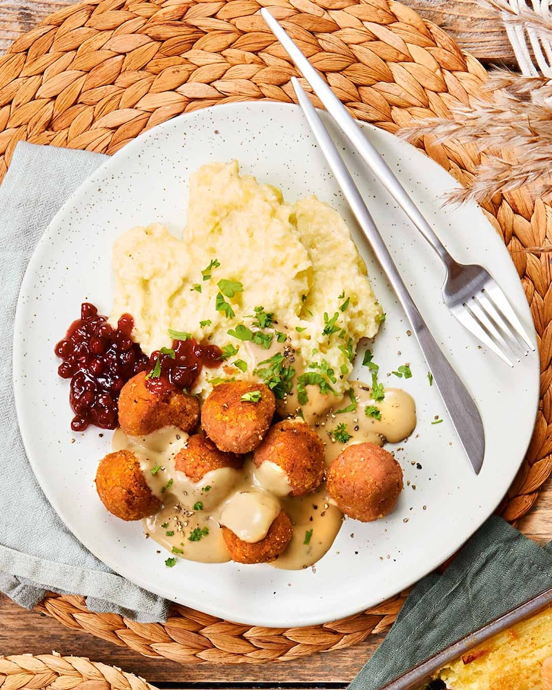 Vegane Kötbullar auf Kartoffelstampf mit heller Sauce und Wildpreiselbeeren