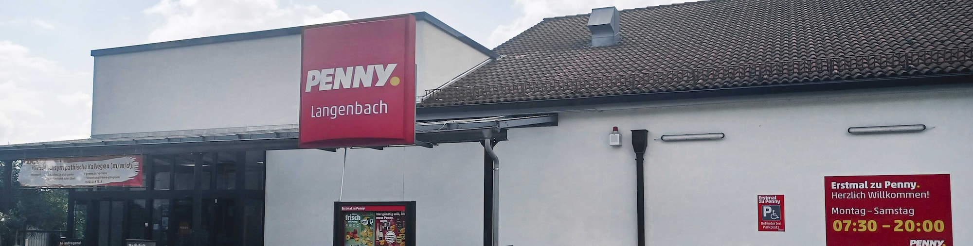 Sie sehen den Eingang vom Penny Markt in Langenbach, Freisinger Str. 23