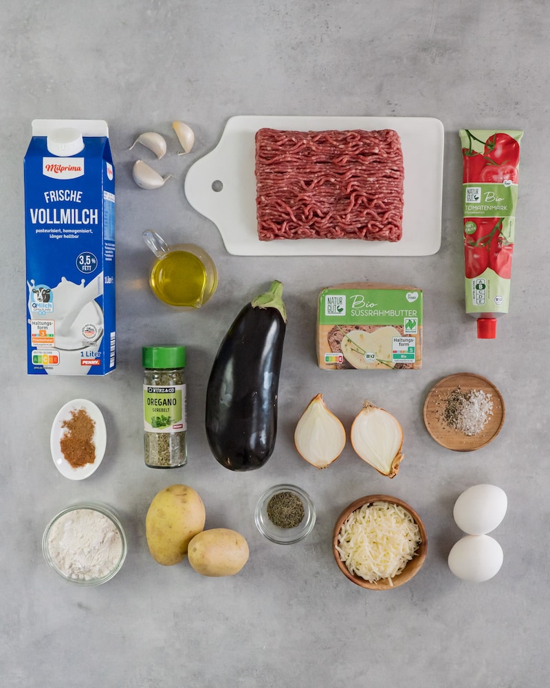 Auf diesem Bild siehst du alle Zutaten für unsere griechische Moussaka.
