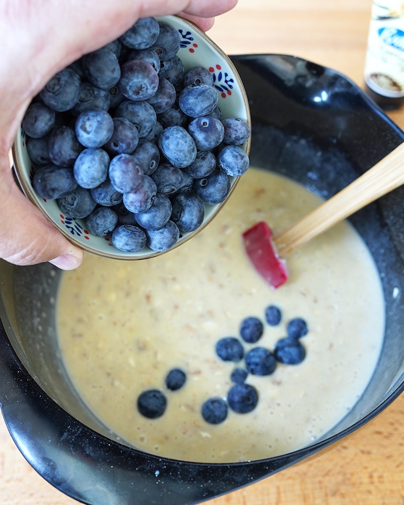 Dieses Bild zeigt wie Blaubeeren dazugegeben werden.
