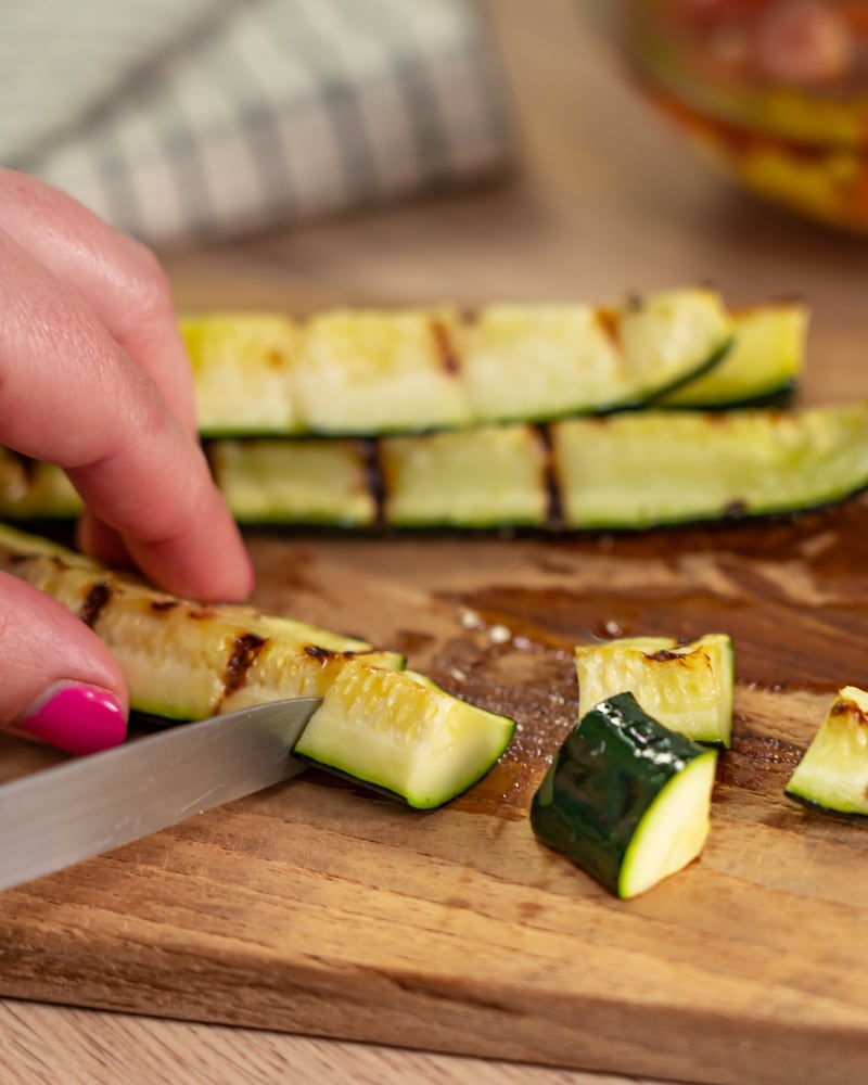 Dieses Bild zeigt, wie die Zucchini geschnitten wird.