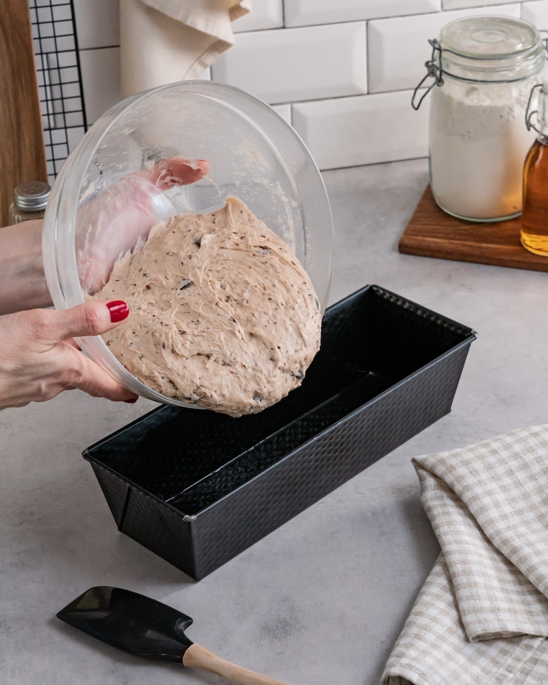 Dieses Bild zeigt, wie der Teig in die Kastenform gegeben wird.