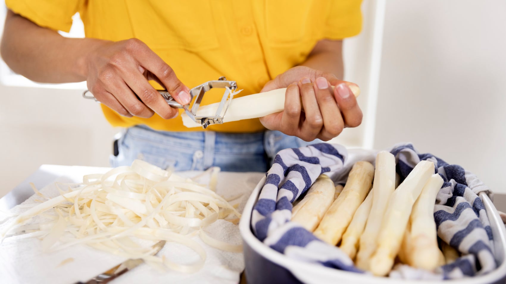 Spargel schälen