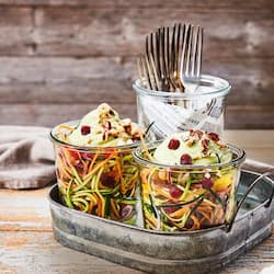 Zoodles-Salat mit Rote-Bete-Perlen