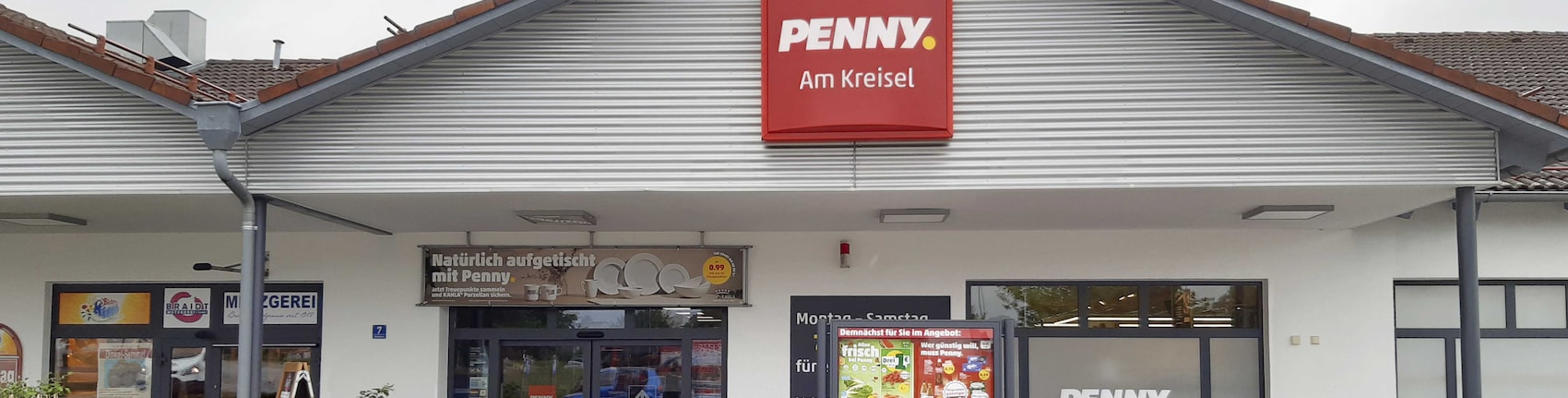 Sie sehen den Eingang vom Penny Markt in Ortenburg, Ritter-Tuschl-Strasse 65