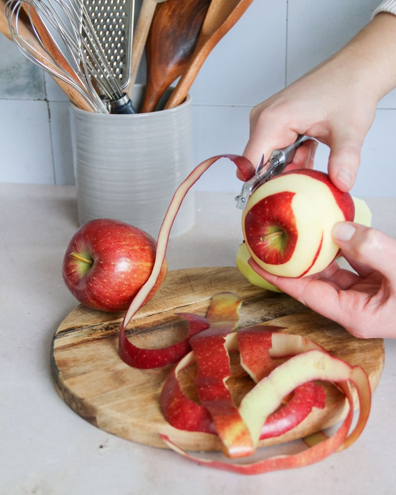 Dieses Bild zeigt wie der Apfel geschält wird.