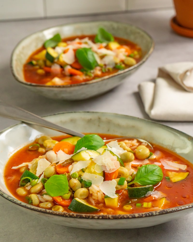 Dieses Bild zeigt die fertige Minestrone mit Reis und buntem Gemüse.