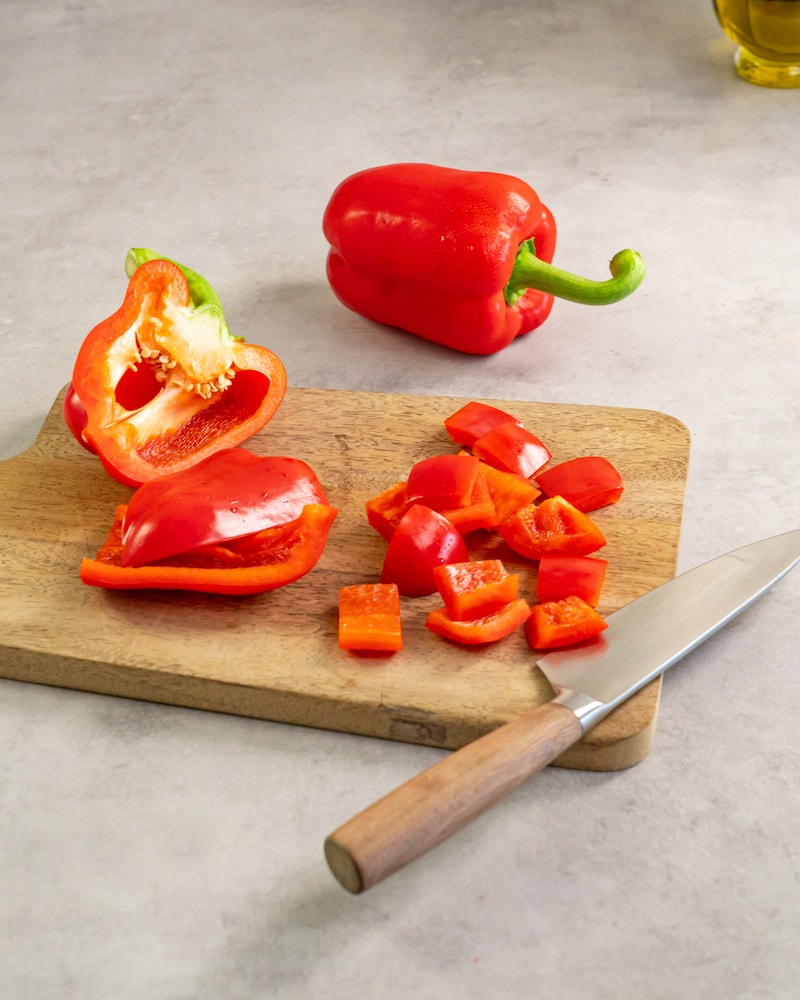 Dieses Bild zeigt wie die Paprika geschnitten werden.