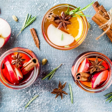 Auswahl bunter weihnachtlicher Getränke