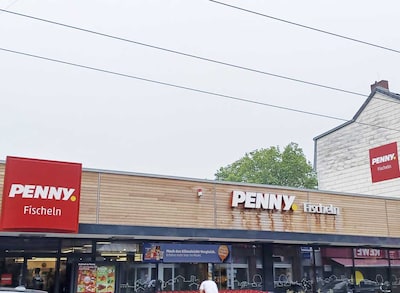 Sie sehen den Eingang vom Penny Markt Krefeld – Fischeln Koelner Str. 527