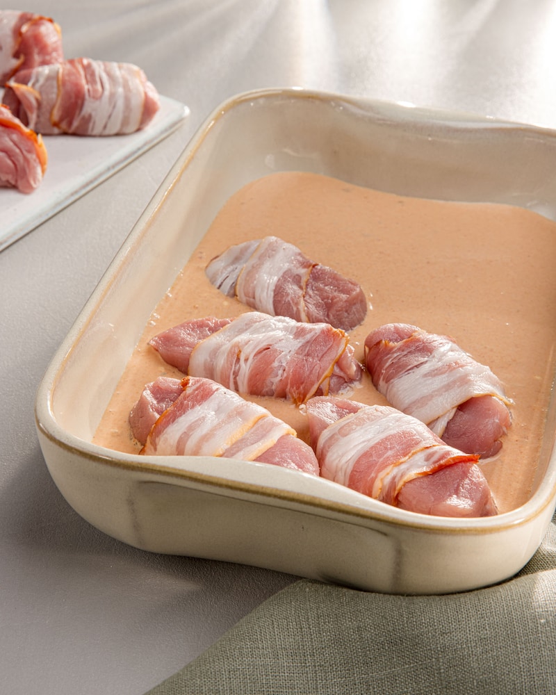 Dieses Bild zeigt das fertige Schweinefilet im Speckmantel.