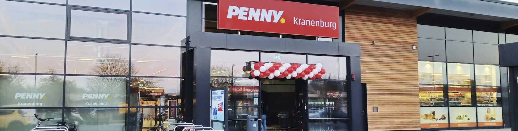 Sie sehen den Eingang vom Penny Markt Kranenburg Großen Haag 10