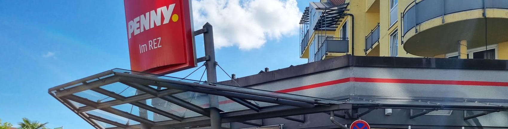 Sie sehen den Eingang vom Penny Markt in Kirchheim-Heimstetten, Am Gangsteig 7-9