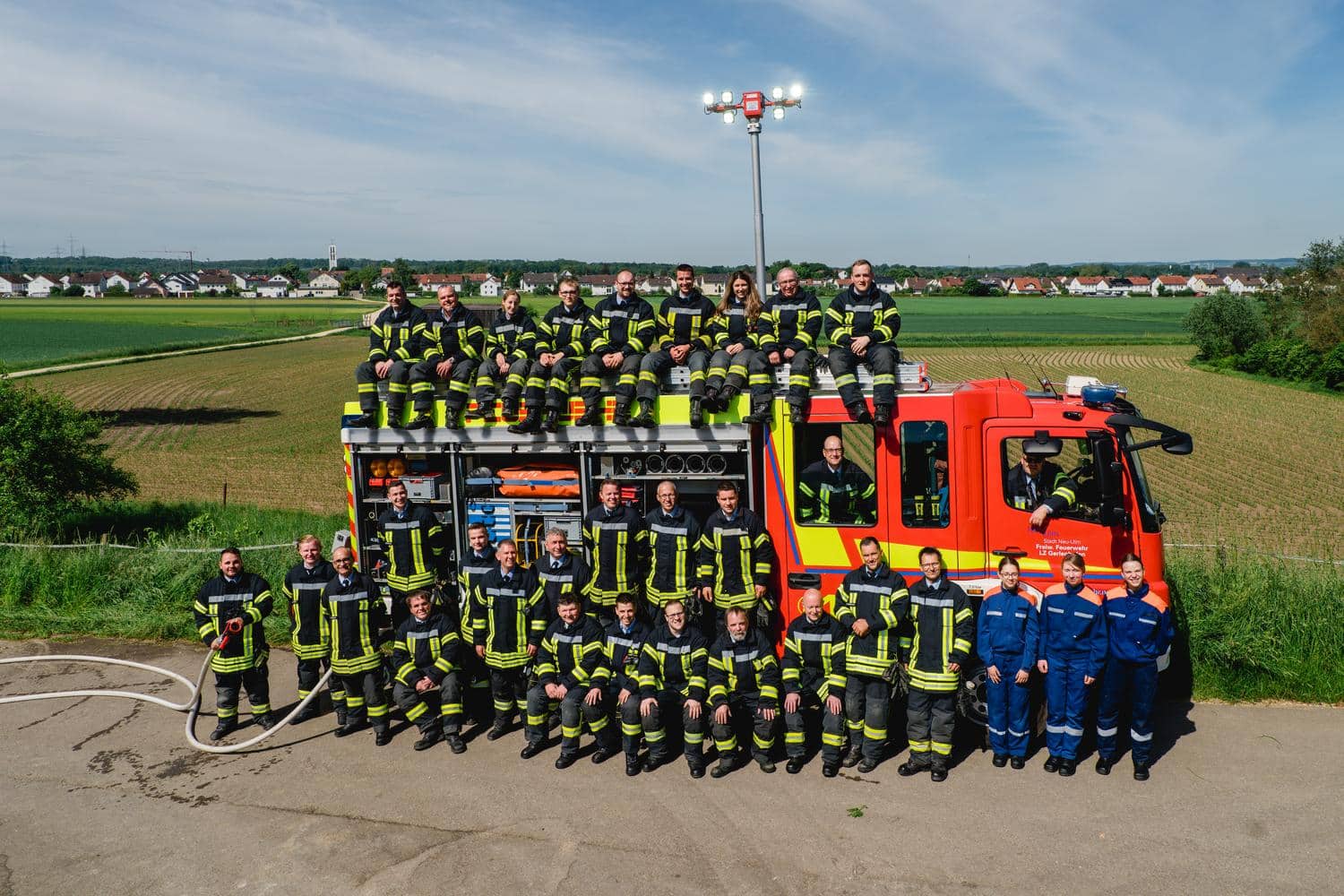 Vereinsmitglieder in Uniform laecheln in die Kamera
