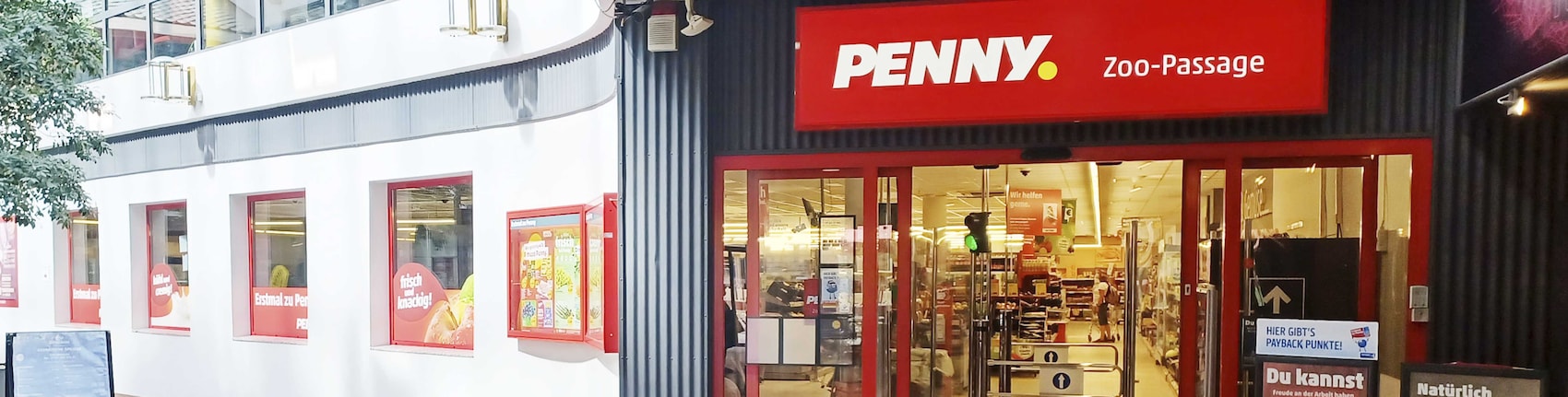 Sie sehen den Eingang vom Penny Markt in Frankfurt, Hanauer Landstr. 1-5