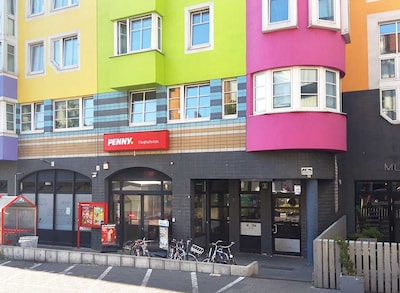 Sie sehen den Eingang vom Penny Markt in Berlin-Neukölln Flughafenstr. 45-47