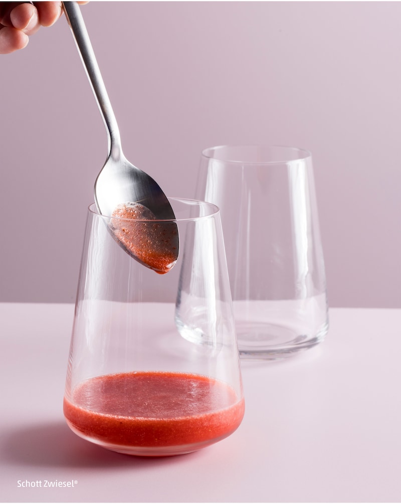 Dieses Bild zeigt wie der Virgin Erdbeer Daiquiri in das Glas gefüllt wird.