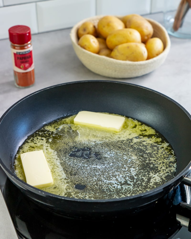 Dieses Bild zeigt wie die Butter geschmolzen wird.
