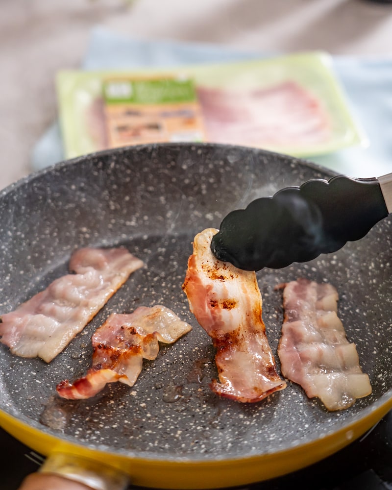 Dieses Bild zeigt wie der Bacon angebraten wird.