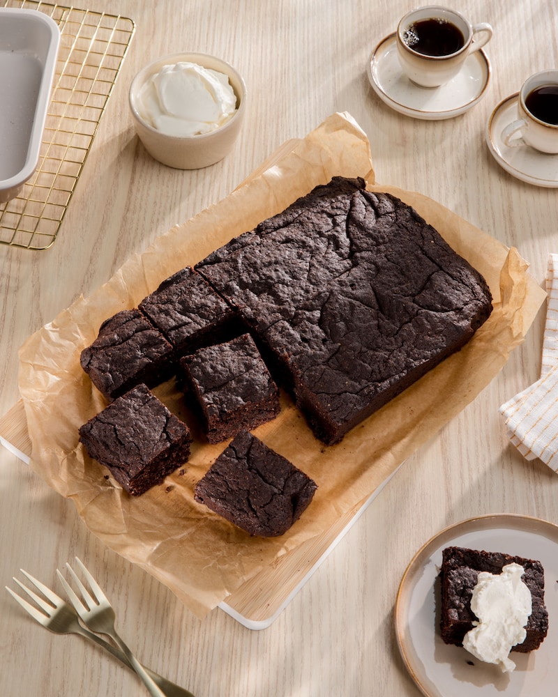 Dieses Bild zeigt die fertigen Brownies mit Kaffee.
