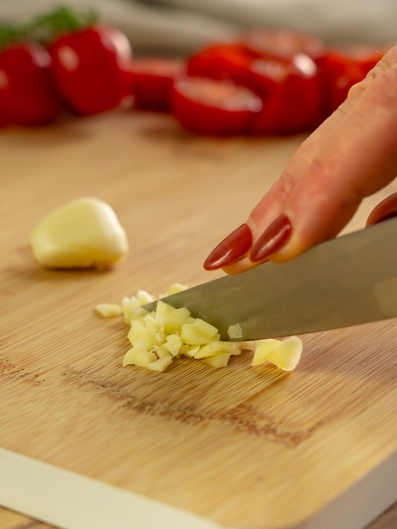 Dieses Bild zeigt die Vorbereitung von dem Knoblauch.