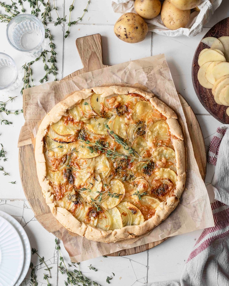 Dieses Bild die fertige Galette mit Kartoffeln und Zwiebeln.