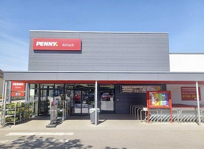 Sie sehen den Eingang vom Penny Markt in Aichach Freisinger Str. 7