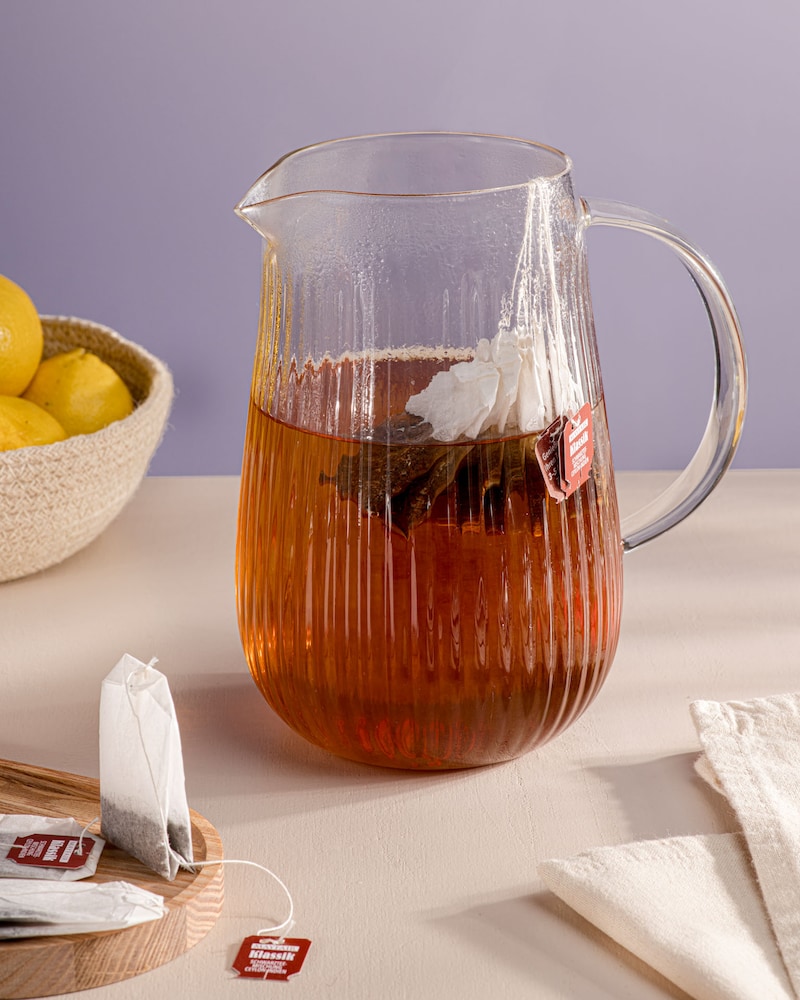 Das Bild zeigt wie der Tee aufgebrüht wird.